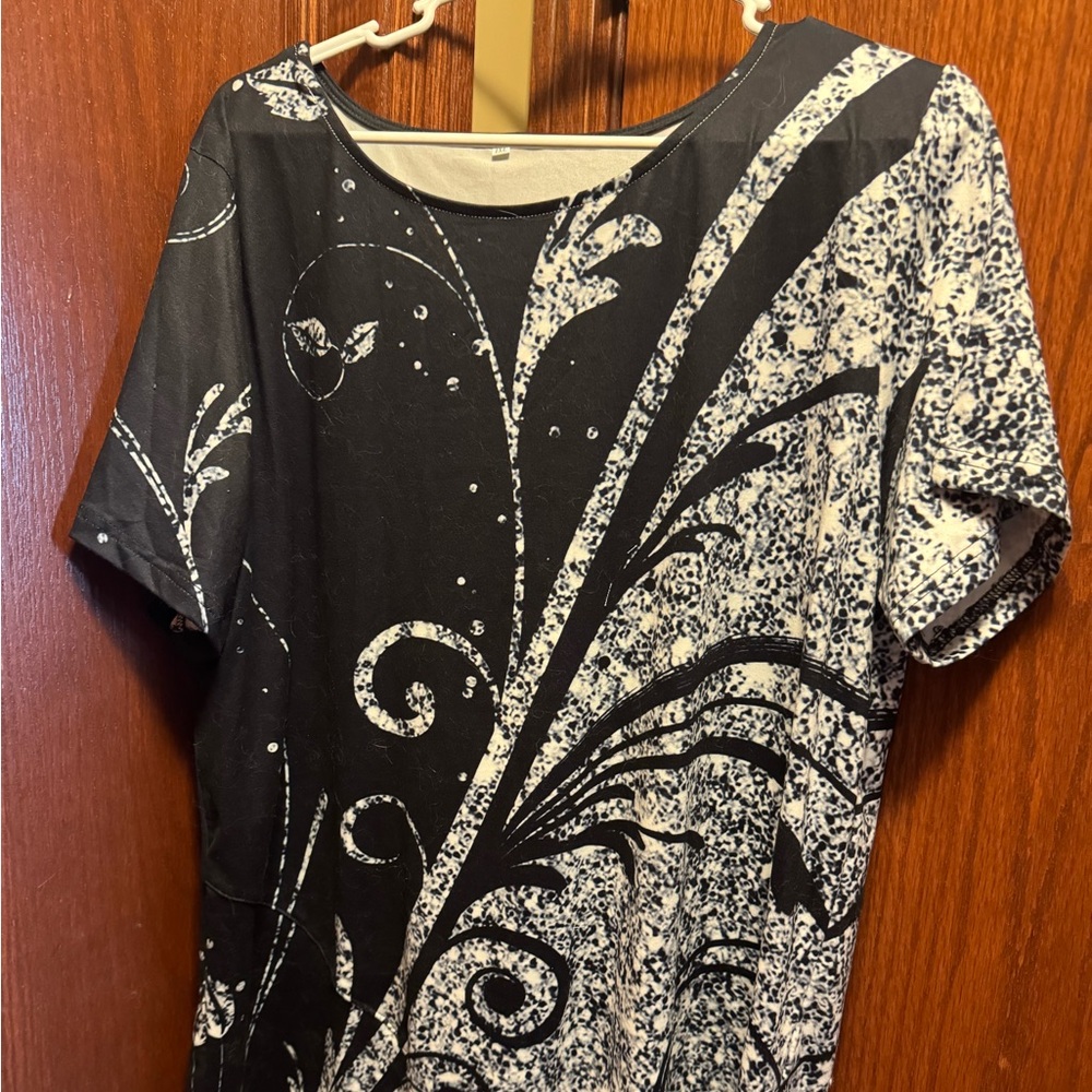 - Long tunic shirt in black and white.  1 XL . New. No tags
